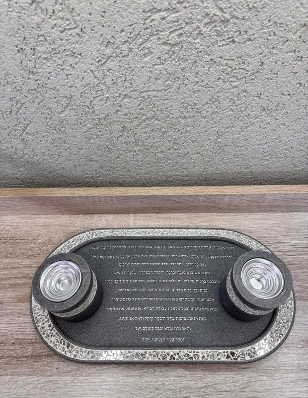 פמוטים דגם " בטון " .